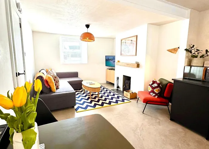 Palms 1 - Wood Burner, 5 Min Walk To Beach+Parking