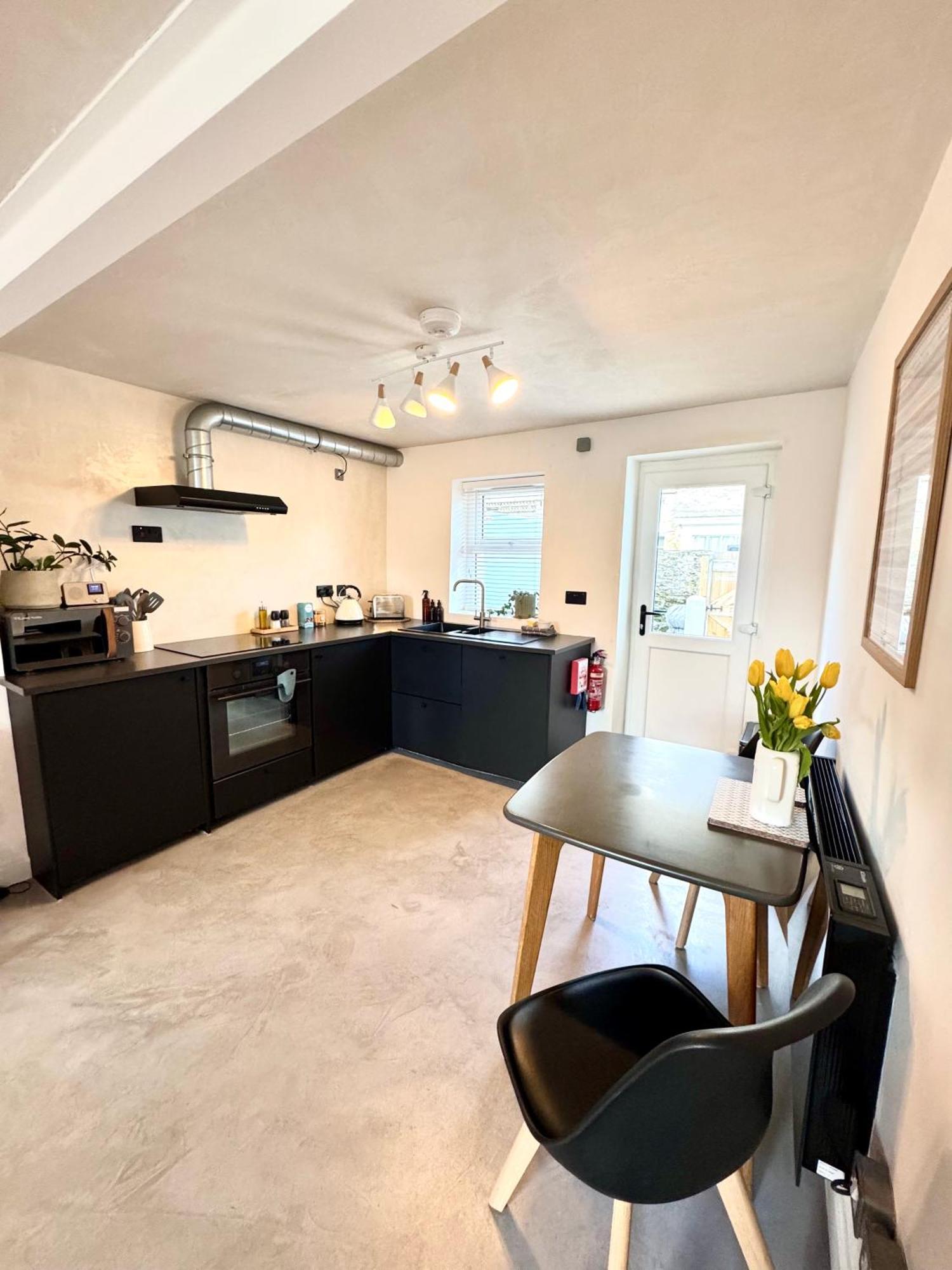 Apartment Palms 1 - Wood Burner, 5 Min Walk To Beach+parking