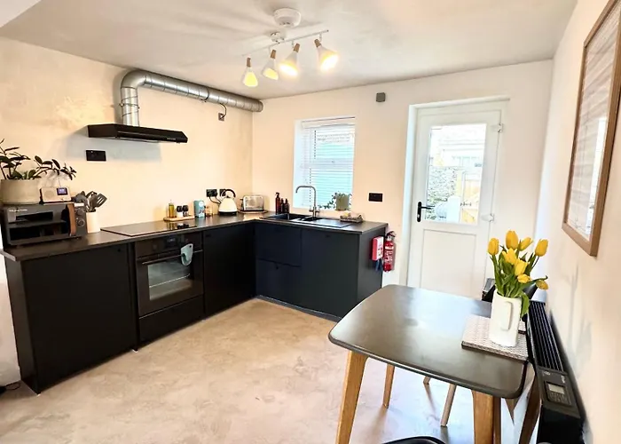 Palms 1 - Wood Burner, 5 Min Walk To Beach+Parking