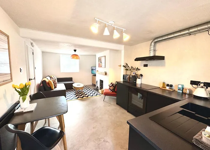 Palms 1 - Wood Burner, 5 Min Walk To Beach+Parking